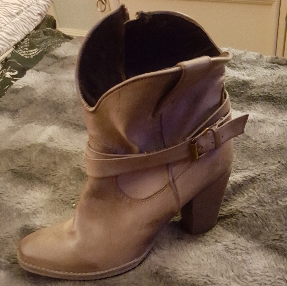NWOT ankle boot